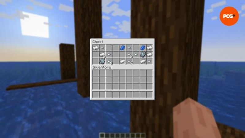 O conteúdo de um baú de tesouro no cenário de um naufrágio em mar aberto em uma das melhores seeds do Minecraft.